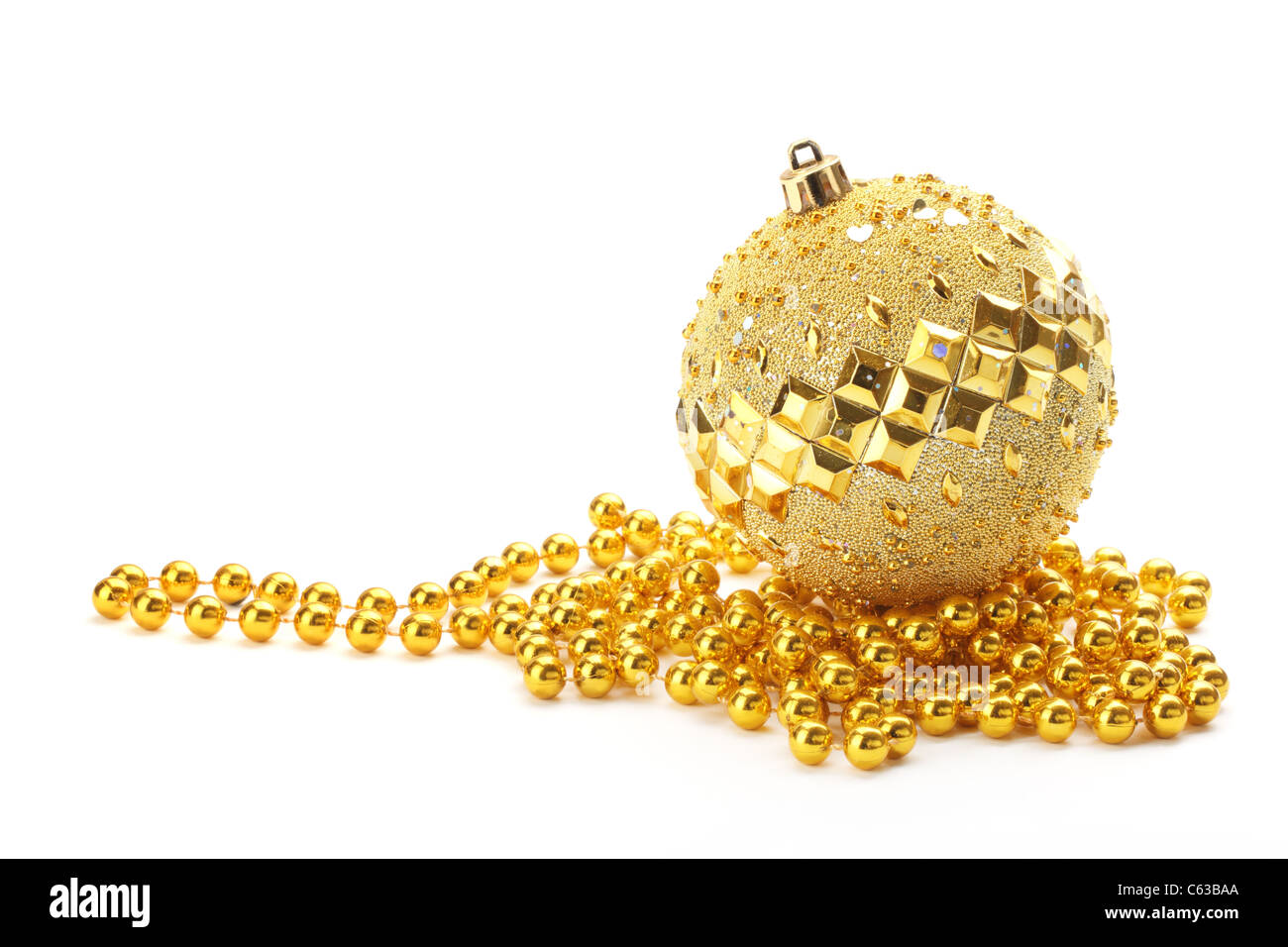 Goldene Weihnachtskugel mit Perlen auf weißem Hintergrund Stockfoto
