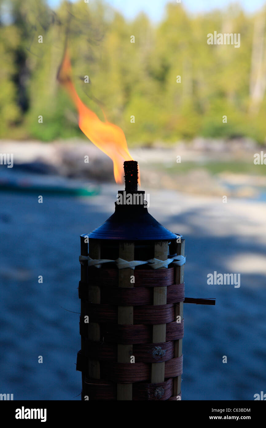 Tiki-Fackel mit Flamme an einem Strand Stockfoto