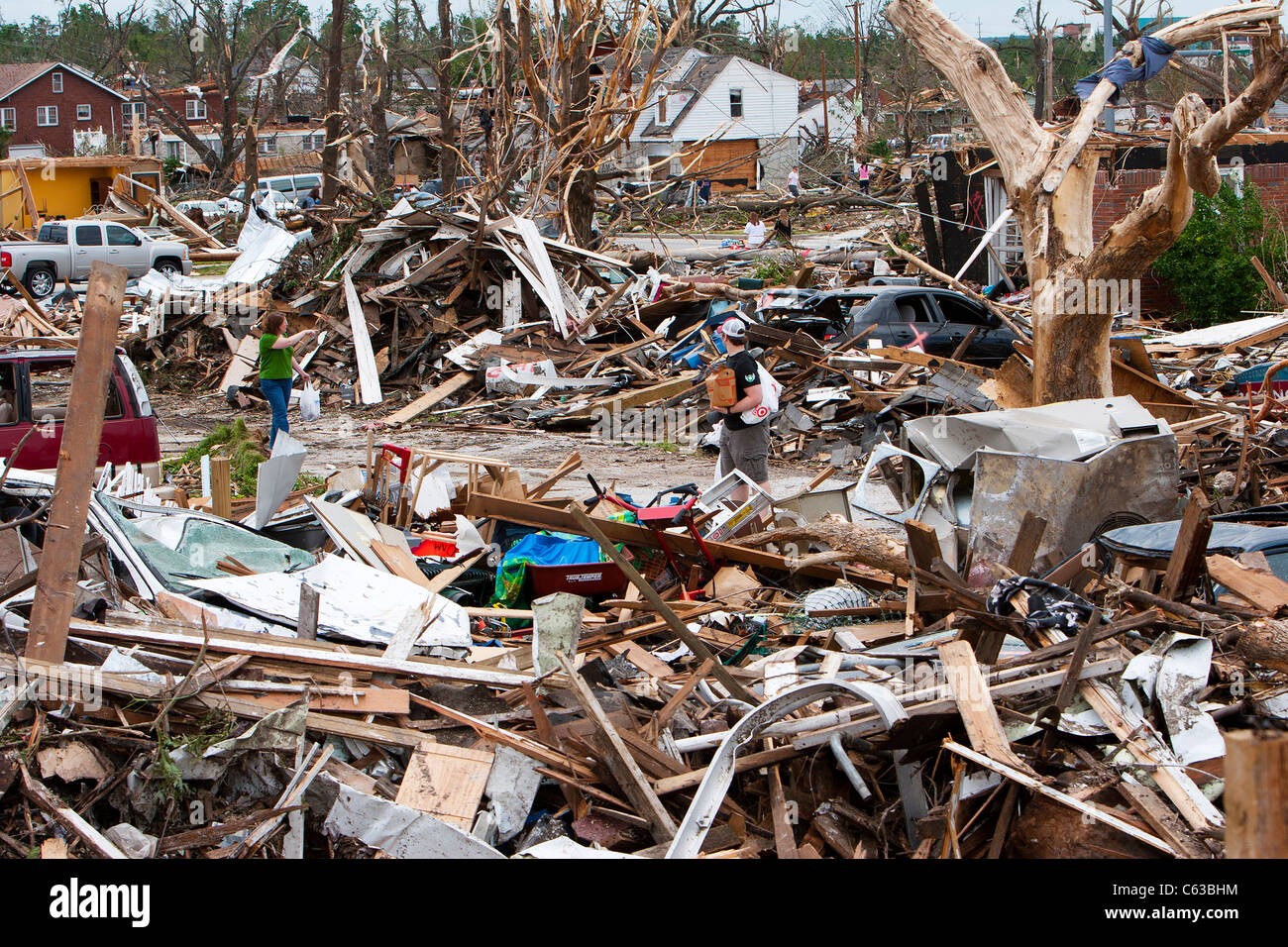 Überlebenden Fuß durch ein Feld von Trümmern in Joplin, Missouri, 25. Mai 2011. Stockfoto