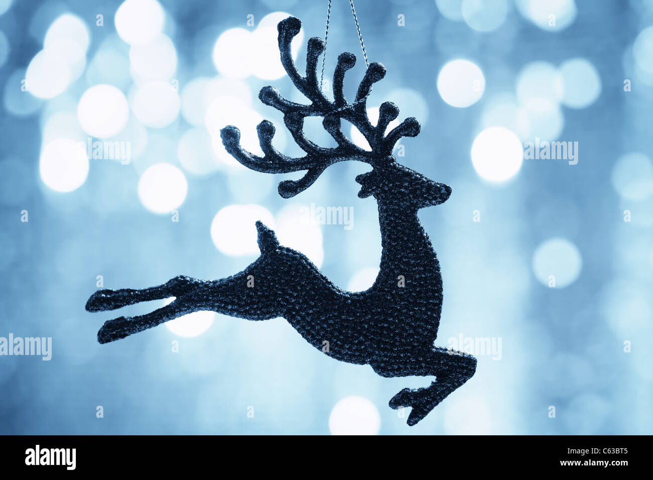 Weihnachten Rentier ornament über Unschärfe Schimmer Hintergrund, Nahaufnahme. Stockfoto