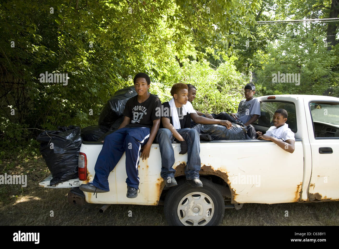 "Aufhellung Brightmoor" beschäftigt Nachbarschaft Sommerprojekt, lokale Jugend und einer internationalen Gruppe von Freiwilligen in Detroit, MI Stockfoto