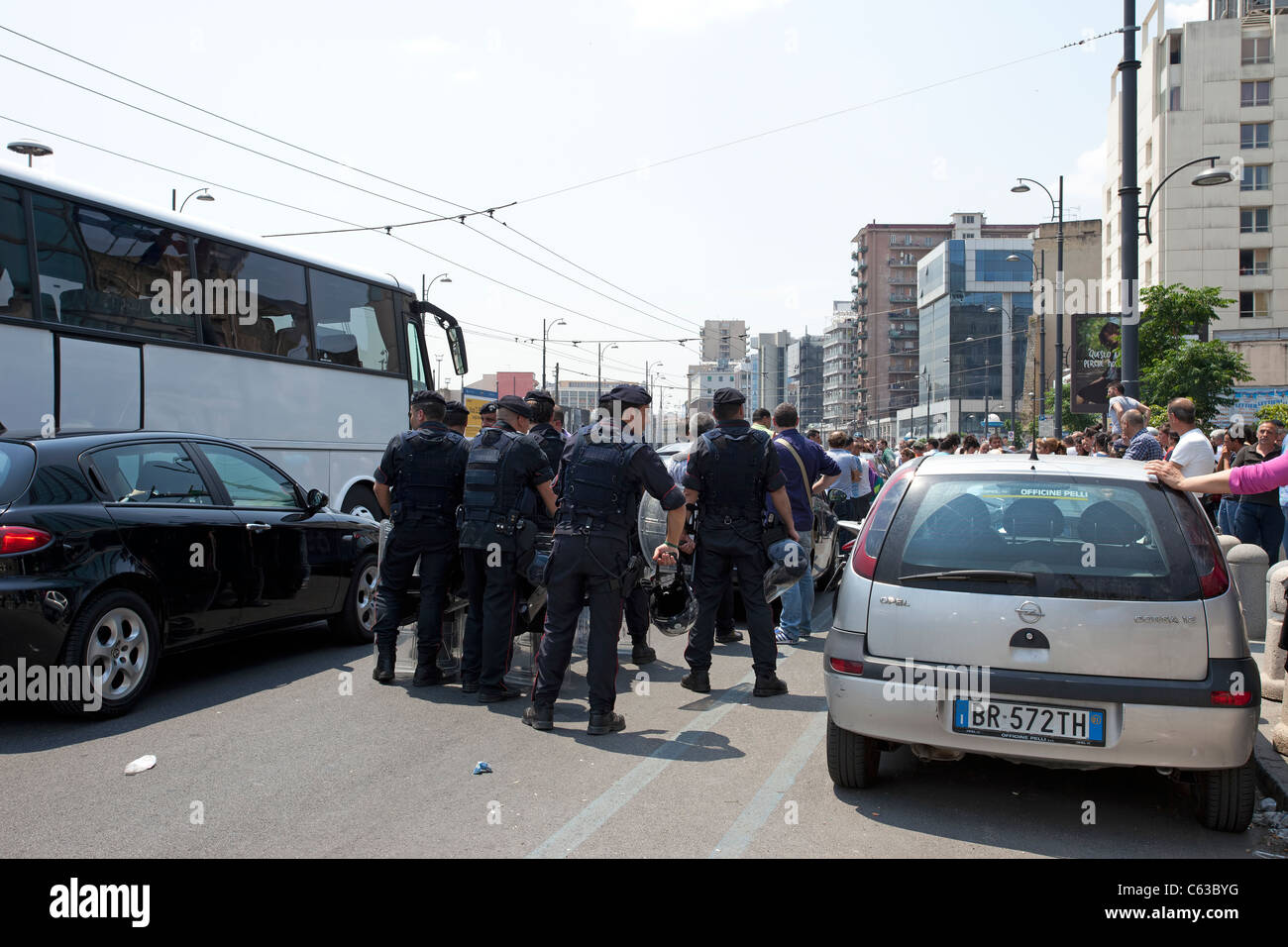 Polizei zurückhalten wütende Demonstranten in Neapel, Italien.  Stadtarbeiter demonstrieren über Löhne, die sie für ungerecht halten. Stockfoto