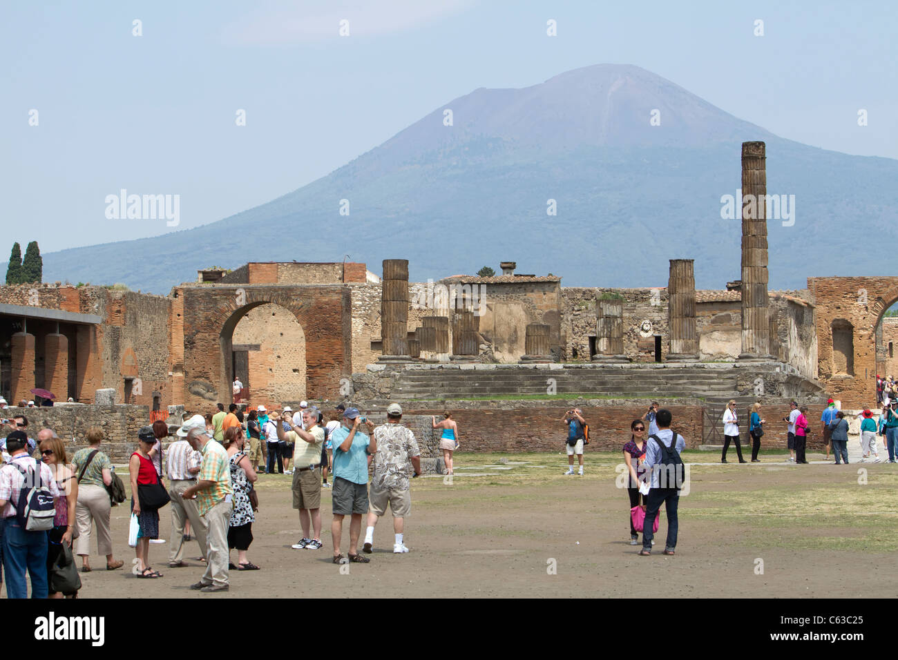 Pompeji-Italien historische Ruinen mit Hunderten von Touristen auf der Suche auf der Website der Archäologie. Säulen und Mauerreste. Stockfoto