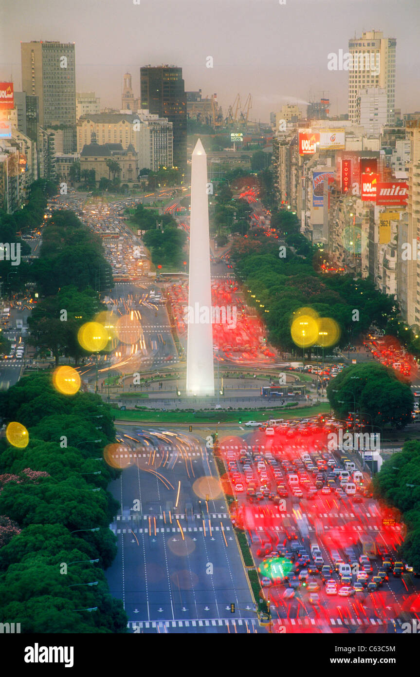 Avenida 9 de Julio in der Abenddämmerung in Buenos Aires mit Obelisk und Verkehr Stockfoto
