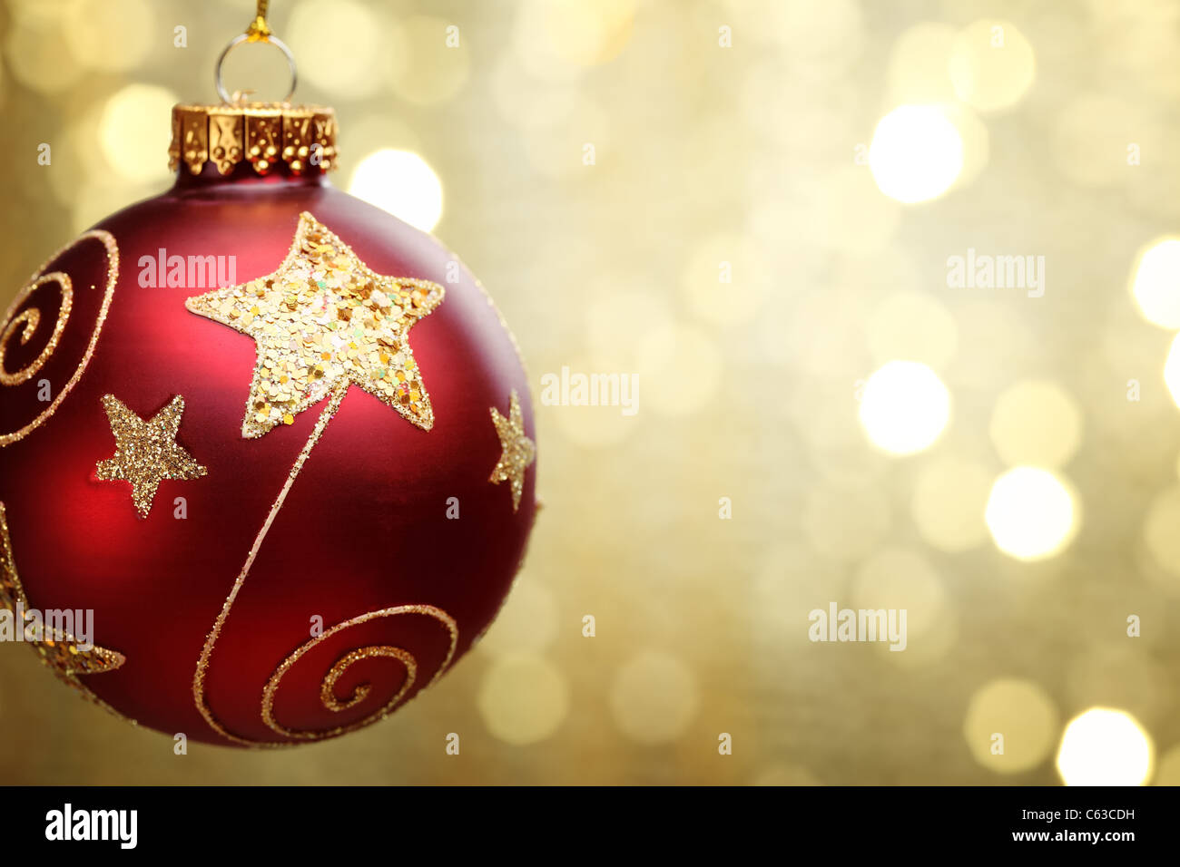 Weihnachtskugel auf abstrakte goldenen Hintergrund, flachen Dof. Stockfoto