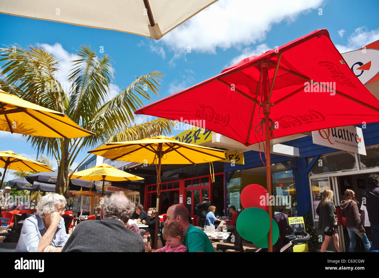 Café Kultur New Zealand. Menschen in ein Cafe in Orewa, Auckland, Nordinsel, Sonnenschein im Sommer. NZ Stockfoto