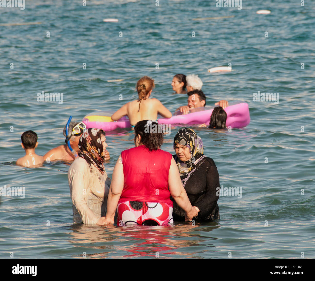 Arabische muslimische Frau Frauen vollständig bekleidet schwimmen gekleidet in der Mittelmeer-Türkei Stockfoto