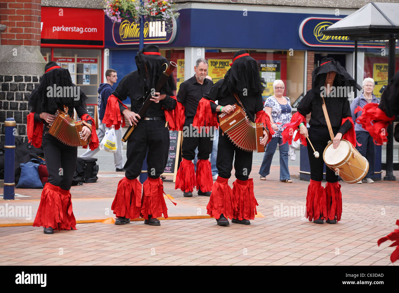 Musiker mit Morris Dancers "Flagge und Knochen Bande" Höchstleistungen Redcar Folk Festival, Redcar und Cleveland, North East England, UK Stockfoto