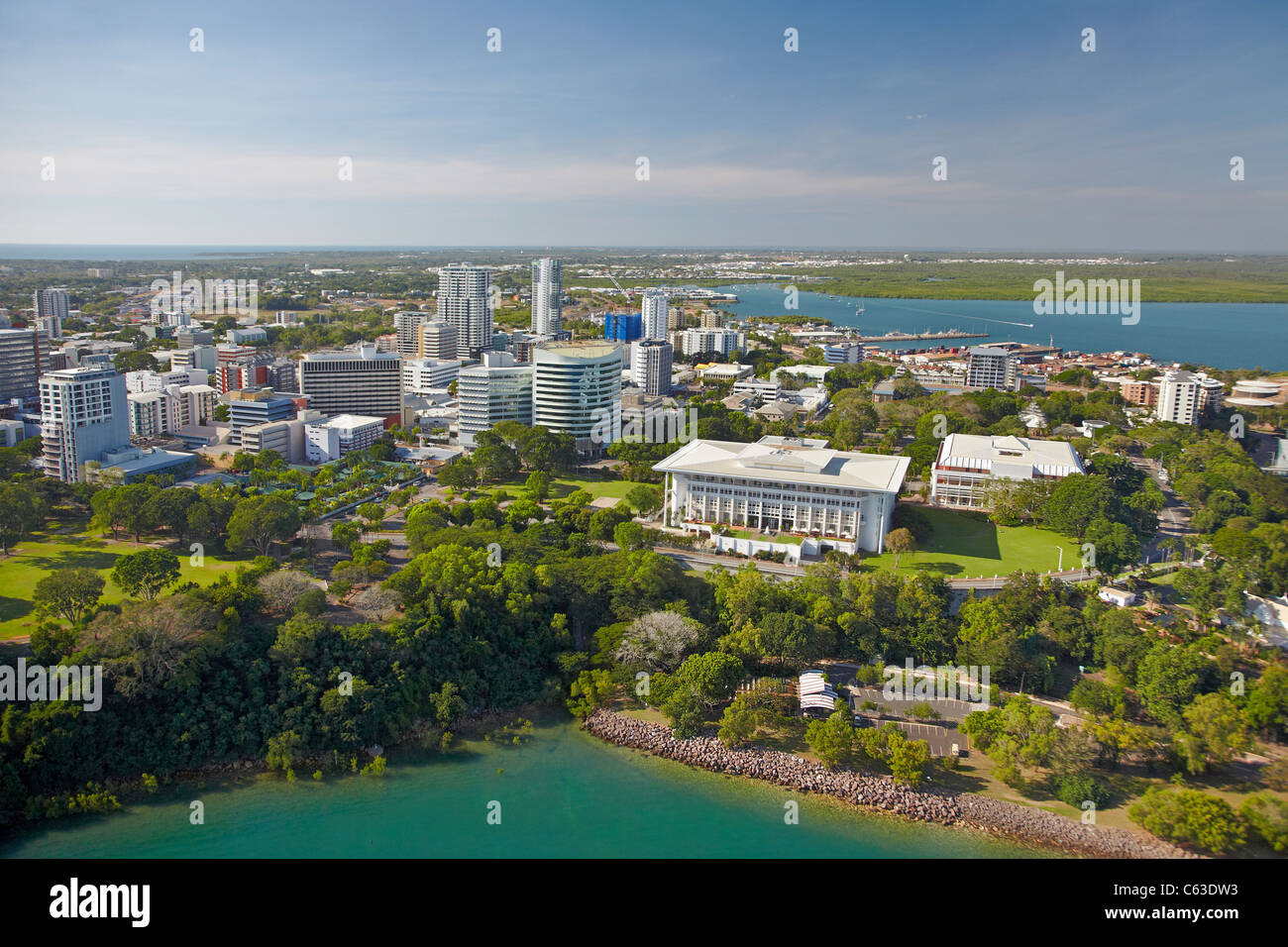 Darwin CBD und Parliament House (rechts), Darwin, Northern Territory, Australien - Antenne Stockfoto