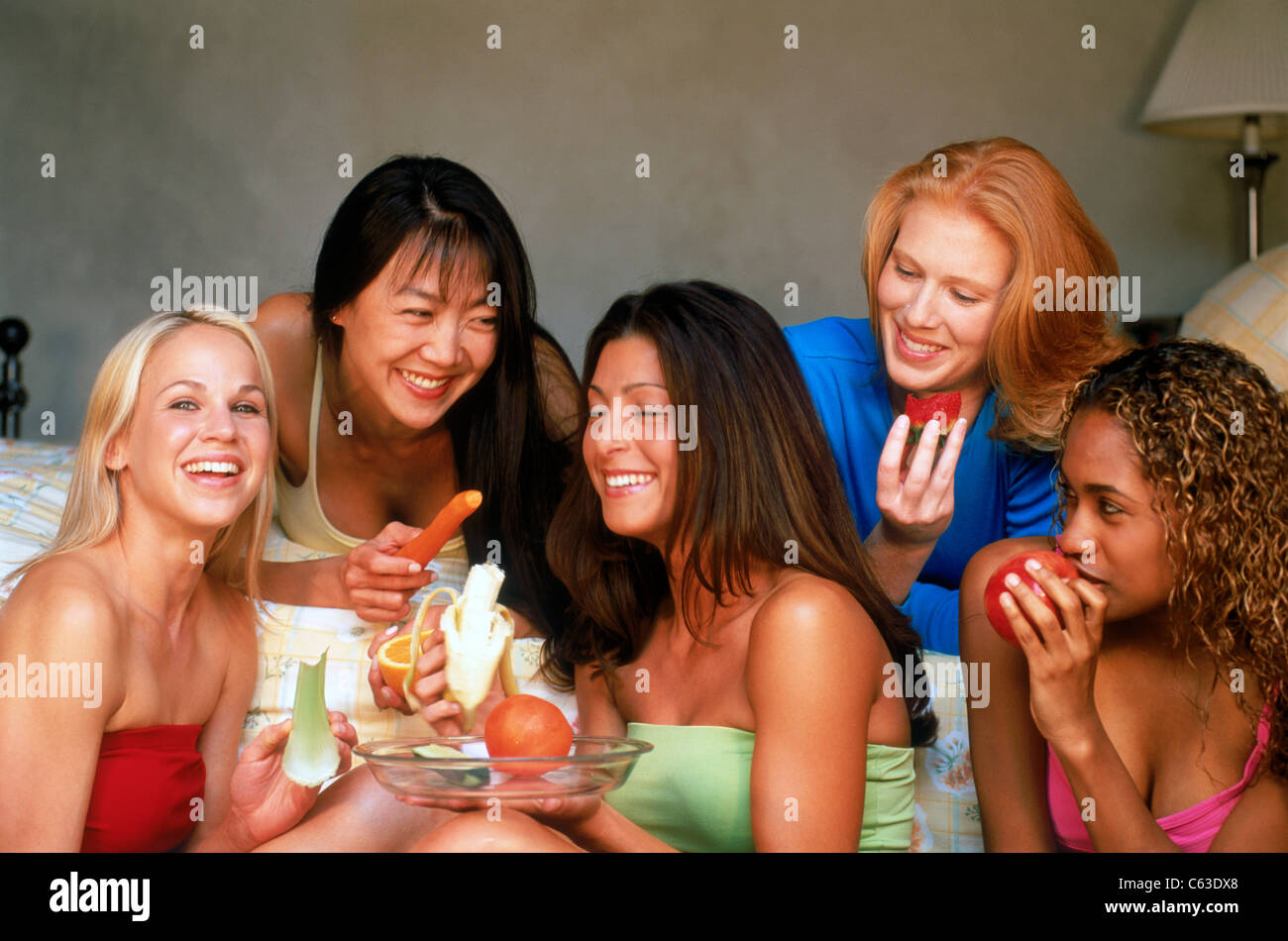 Fünf Freunde der ethnischen Mischung Essen gesund essen und Spaß in California Schlafzimmer sprechen Stockfoto