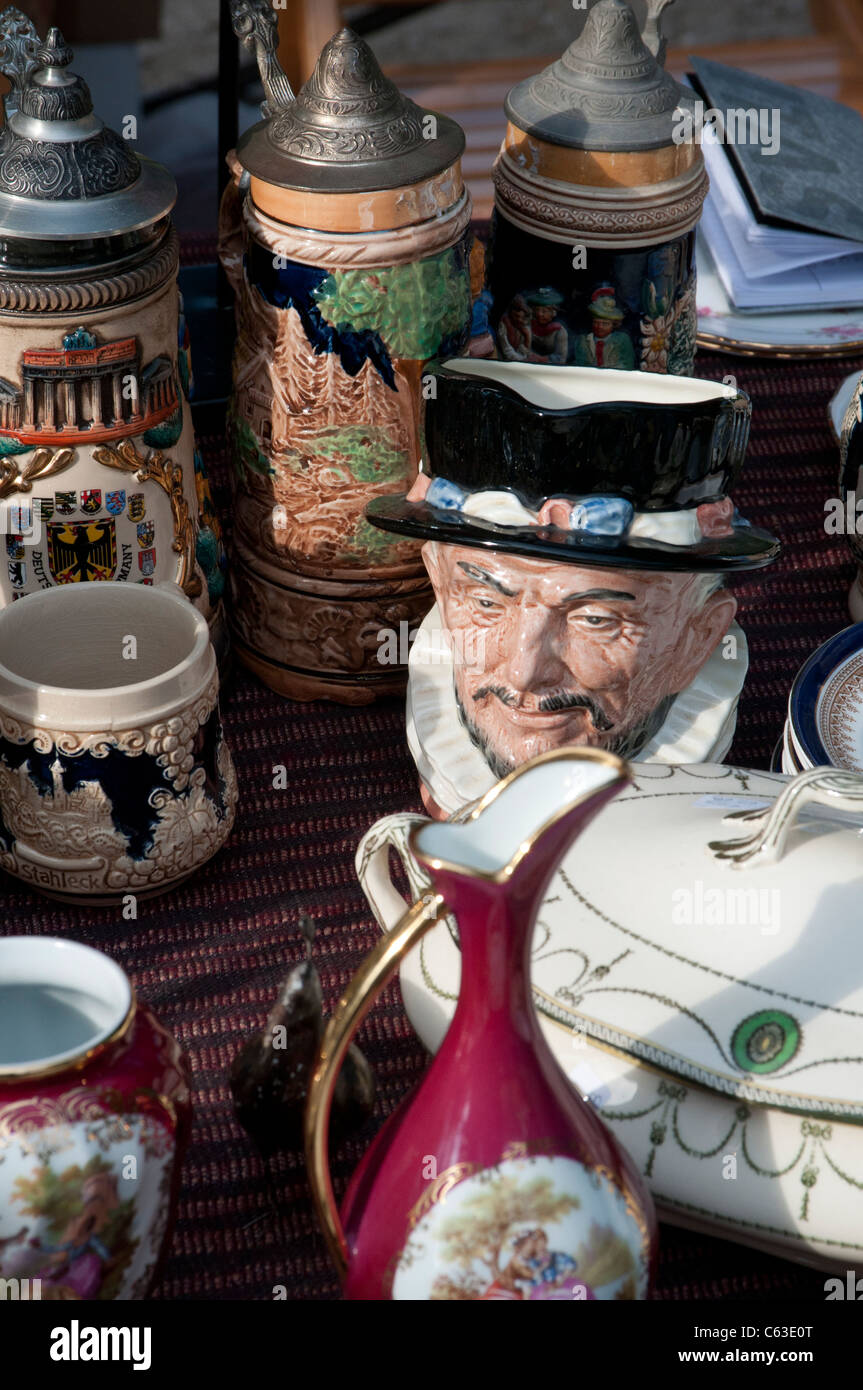 Ein Toby Jug, Bierkrüge und anderen Schnickschnack zum Verkauf auf dem Wochenmarkt Handwerk in Vicenza Stockfoto