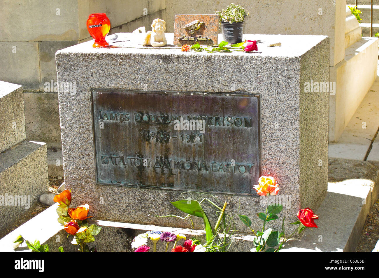 Das Grab von Jim Morrison im Friedhof Pere Lachaise Paris Stockfoto