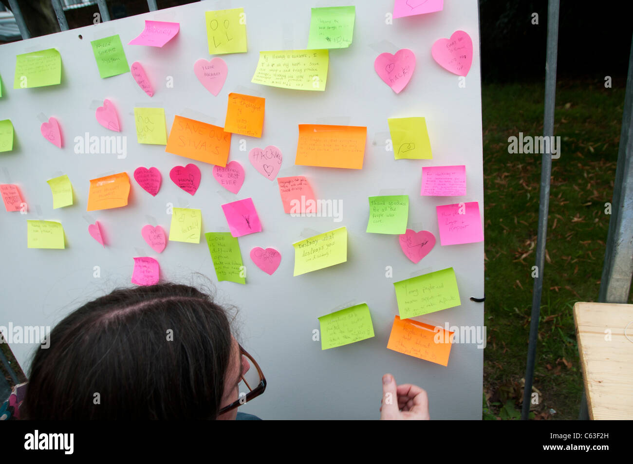 Clarence Straße Hackney. Straßenfest Tee eine Woche nach den Unruhen. Frau betrachten Hinweismeldungen Post-It auf Message board Stockfoto