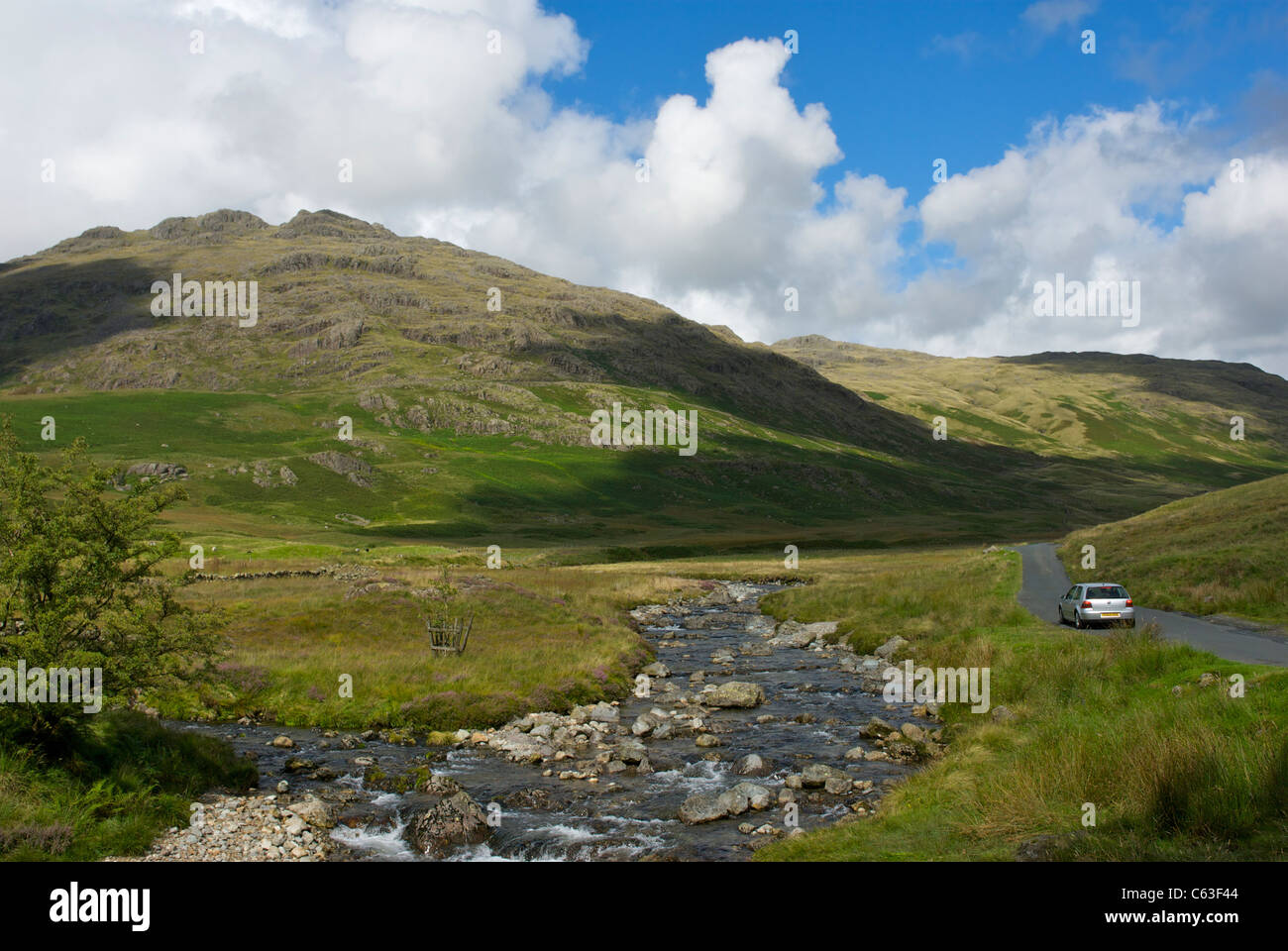 Der Fluss Offshore-- und Ulpha Fell - Cockley Beck, Nationalpark Lake District, Cumbria, England UK Stockfoto