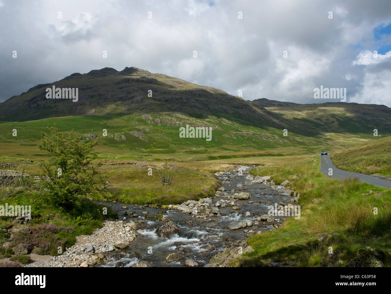 Der Fluss Offshore-- und Ulpha Fell - Cockley Beck, Nationalpark Lake District, Cumbria, England UK Stockfoto