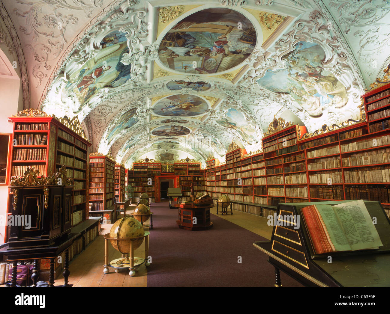 Der theologische Saal der Strahov Bibliothek des Klosters Strahov in Prag Stockfoto