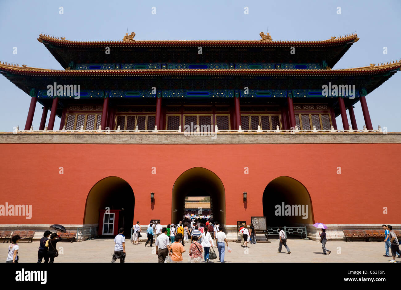 Das Tor der göttlichen Macht oder Tor der göttlichen Fähigkeiten (Shen Wu Men): Nord (Eingang) Tor der verbotenen Stadt in Peking, China. Stockfoto