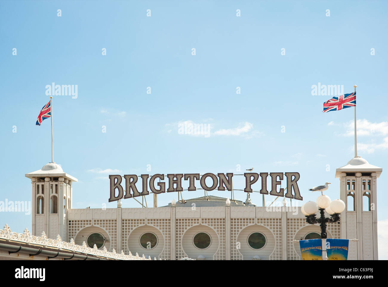 Palace Pier von Brighton mit Flaggen Stockfoto