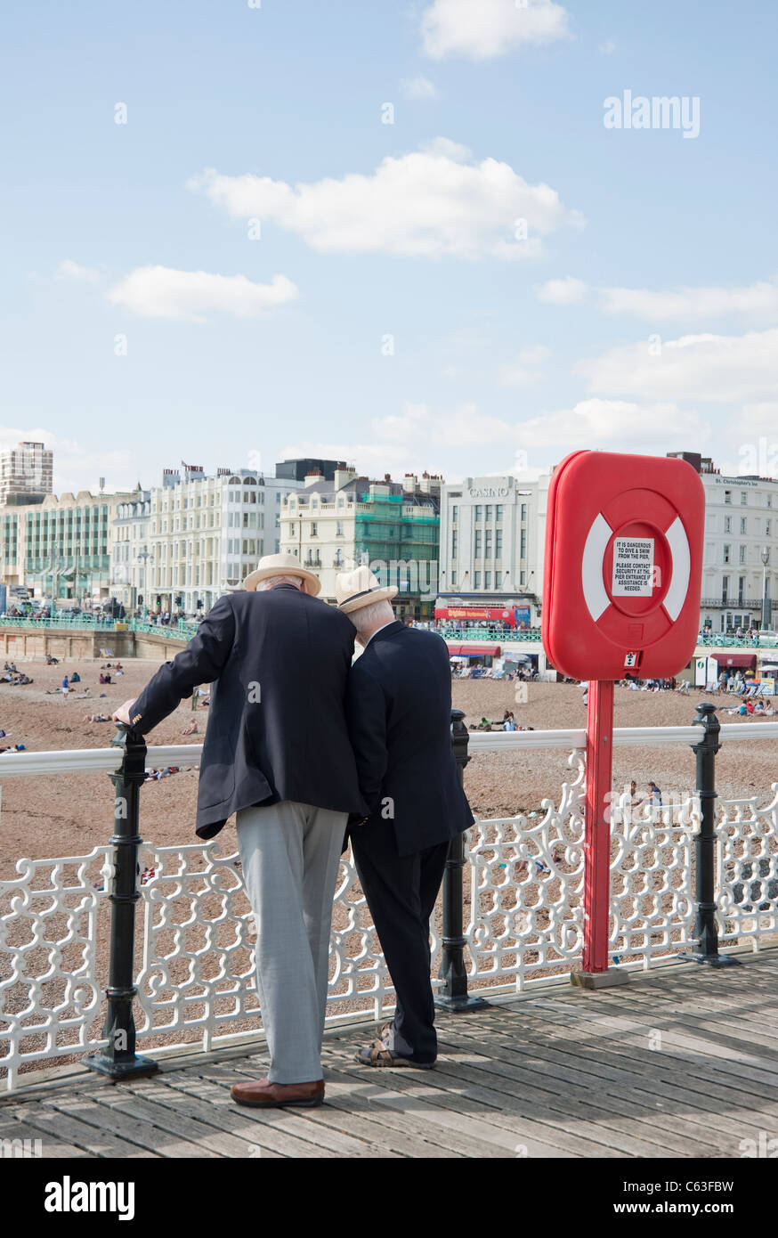 Zwei Herren am Palace Pier von Brighton Stockfoto