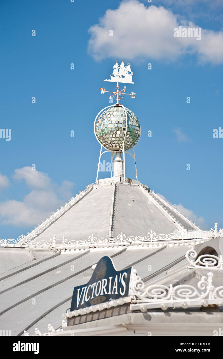 Weather Vane auf Victorias Restaurant im Palace Pier von Brighton Stockfoto