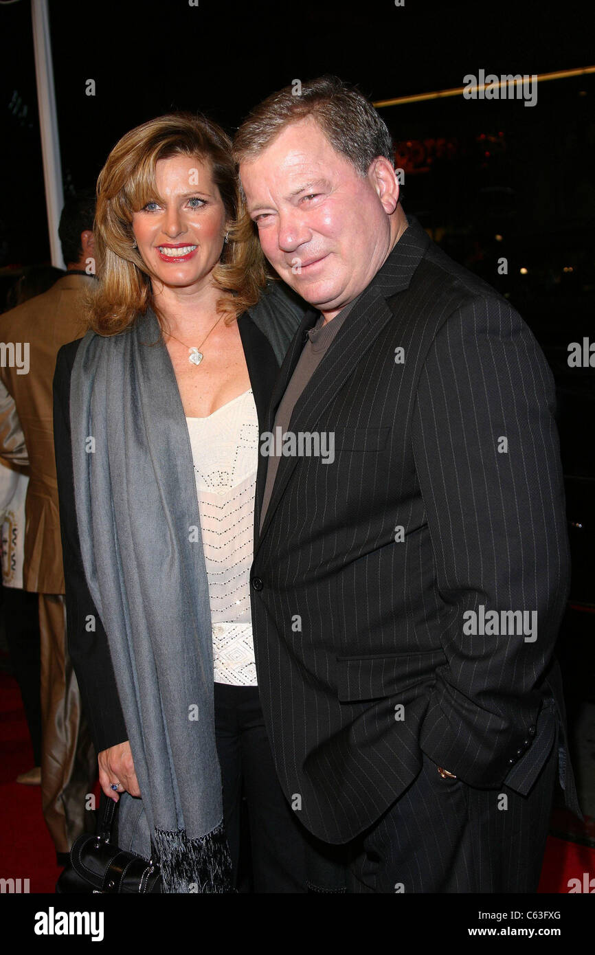 Elizabeth Anderson Martin, William Shatner im Ankunftsbereich für MISS Undercover 2 Premiere, Graumans Chinese Theatre, Los Angeles, Kalifornien, 23. März 2005. Foto von: Effie Naddel/Everett Collection Stockfoto