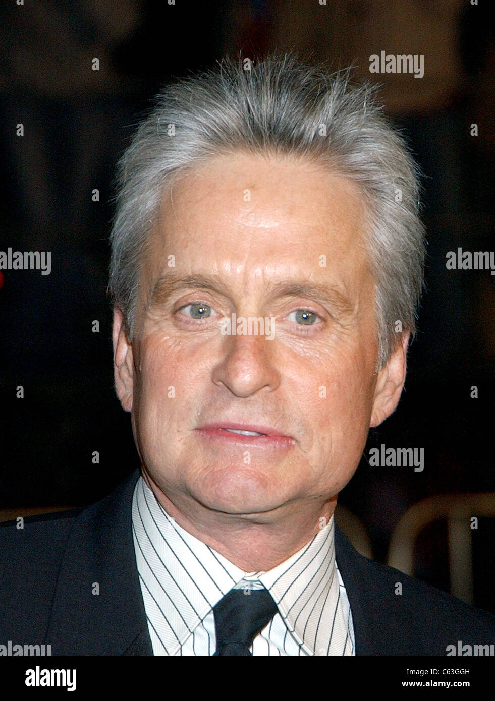 Michael Douglas bei der Premiere des Ozeans ist zwölf, Los Angeles, CA, 8. Dezember 2004. (Foto: John Hayes/Everett Collection) Stockfoto