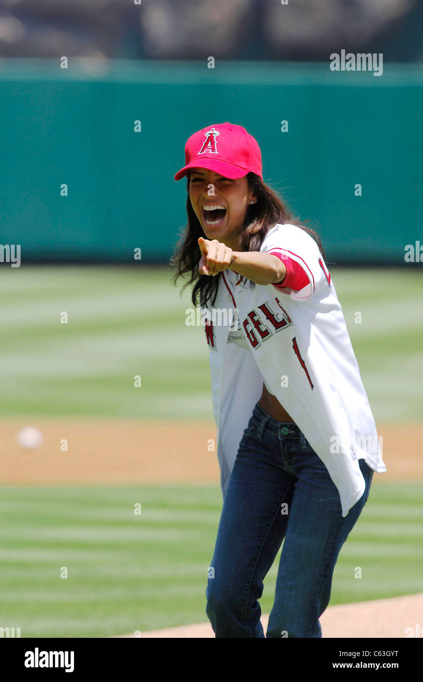 Eva Longoria hat einen Auftritt zu werfen, die erste Seillänge auf der Los Angeles Angels Baseball Spiel gegen die New York Yankees, Angel Stadium, Anaheim, CA, Sonntag, 24. Juli 2005. Foto von: Michael Germana/Everett Collection Stockfoto