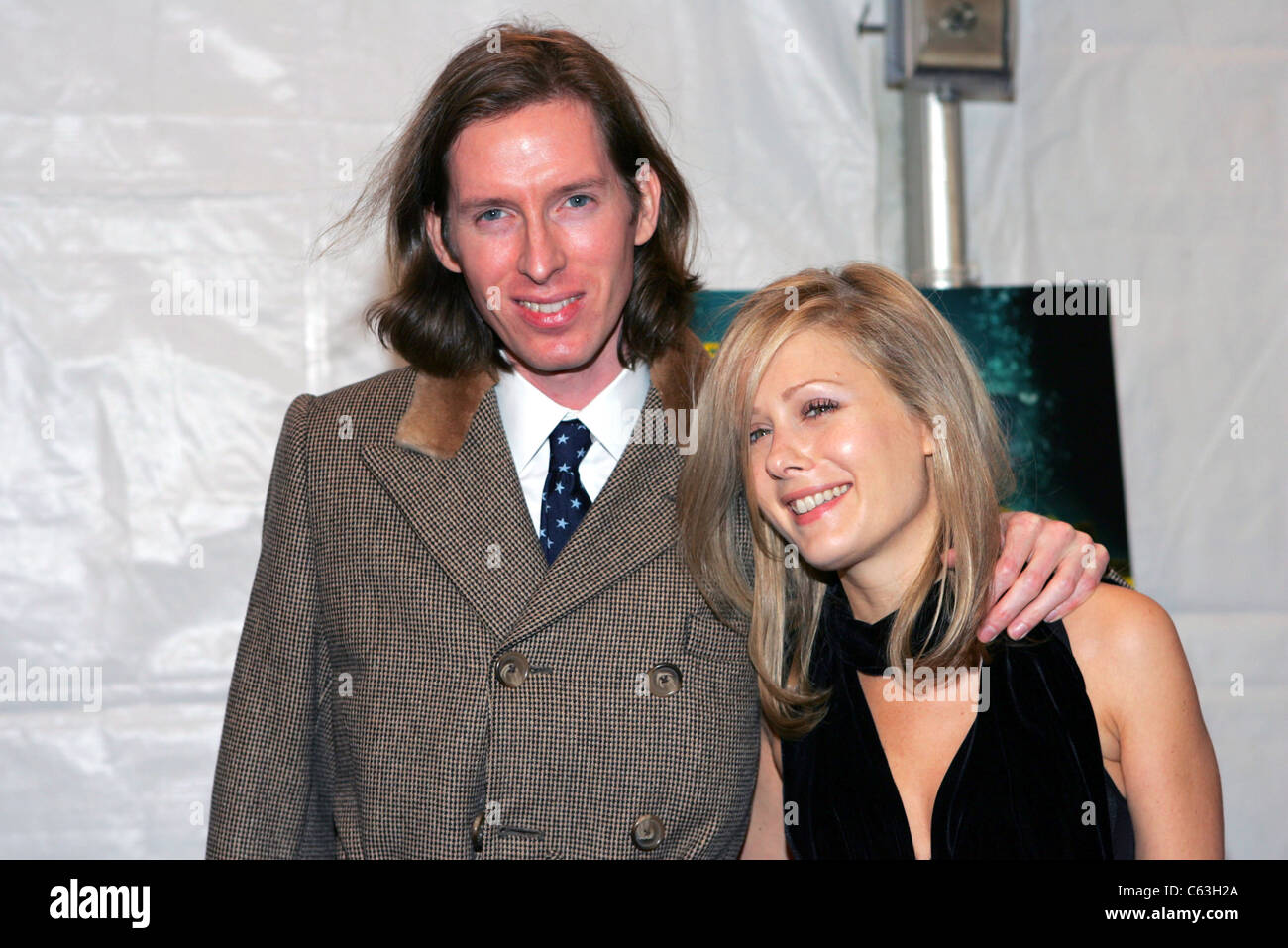 Regisseur Wes Anderson Und Freundin Tara Subkoff Bei Der Premiere Von Das Leben Wasser Mit Steve Zissou An Der Ziegfeld Theater New York 9 Dezember 2004 Foto Gbinuya Everett Collection Stockfotografie Alamy