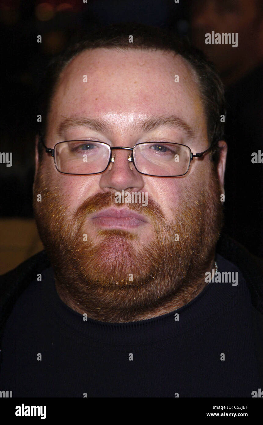 Regisseur John Moore bei der Premiere von FLIGHT OF THE PHOENIX, Los Angeles, CA, 15. Dezember 2004. (Foto: Michael Germana / Everett Collection) Stockfoto