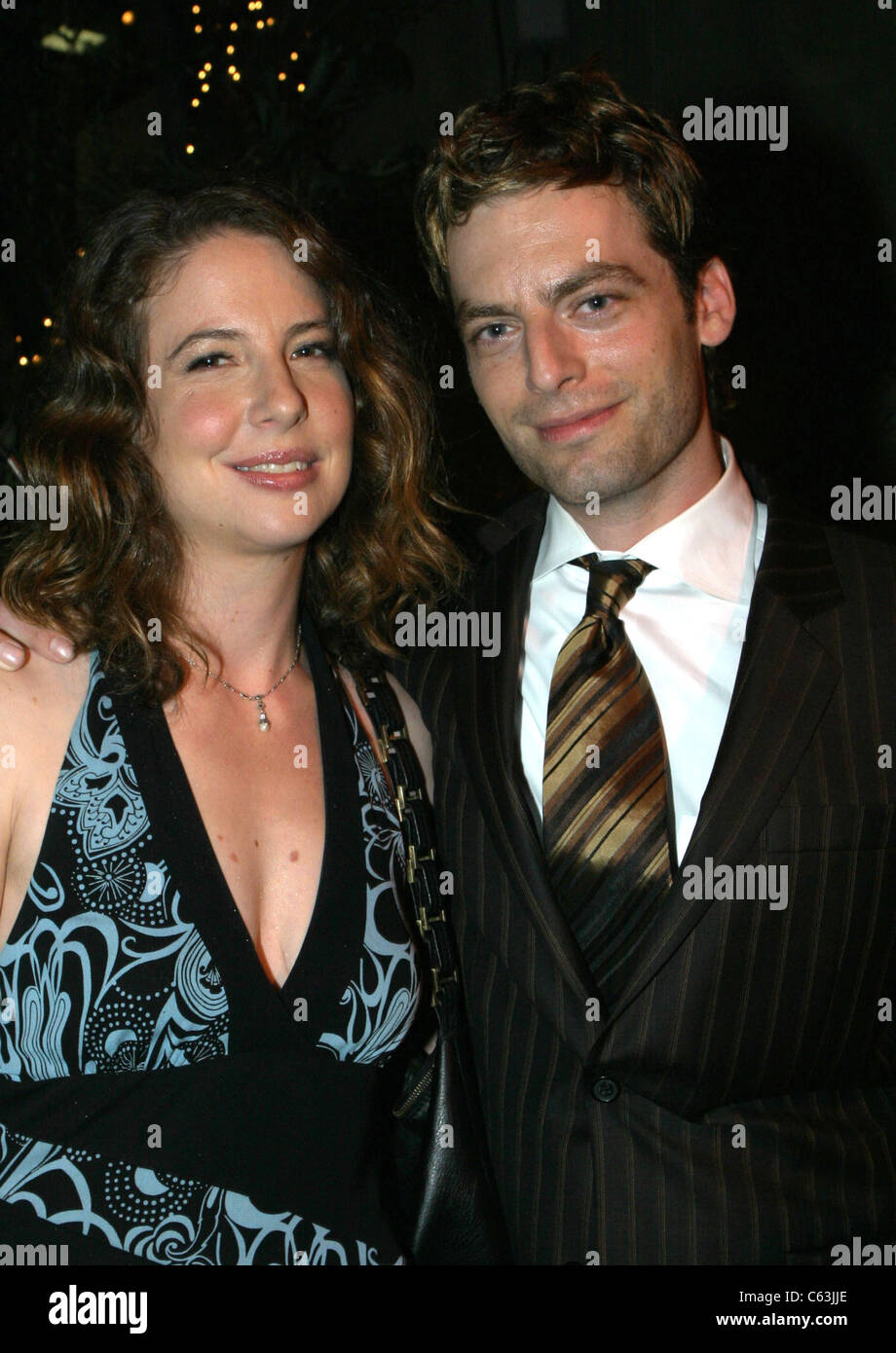 Robin Weigert und Justin Kirk an der Pre-Emmy-Rezeption im Spago Restaurant, Beverly Hills, CA, 17. September 2004. (Foto: Ana Elisa Fuentes/Everett Collection). Stockfoto