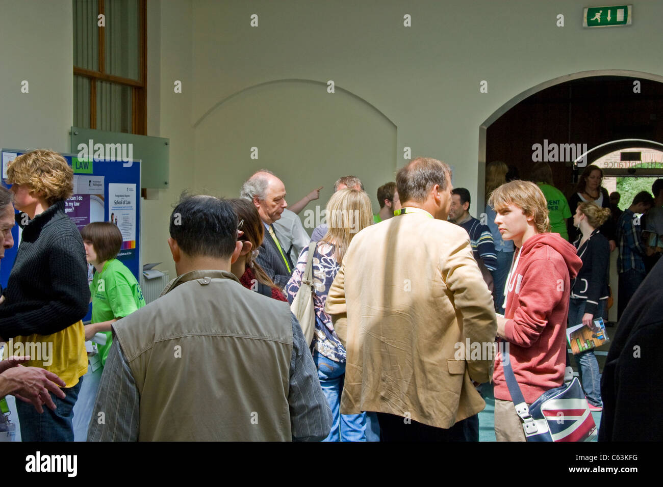 Eltern und Studieninteressierte treffen Mitarbeiter, Tag der offenen Tür, Recht-Abteilung, Universität Nottingham, Nottingham, England, UK Stockfoto