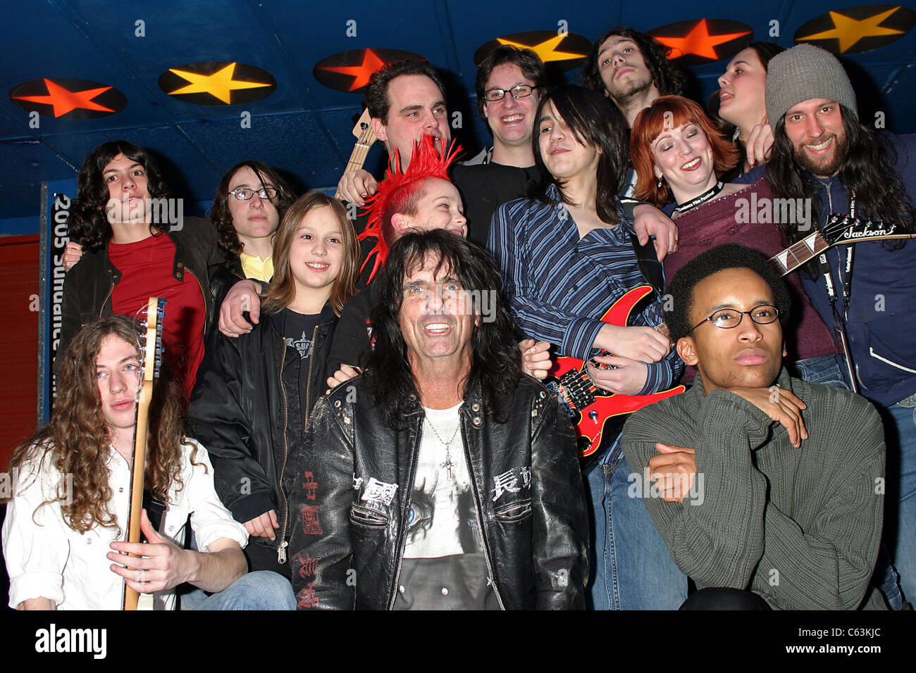 Jungen Bandmitglieder von 2005 SUNDANCE FILM FESTIVAL Dokumentarfilm ROCK SCHOOL gesellen sich Rocklegende Alice Cooper für eine Pre-party Probe im Club Plan B in Park City, Utah, 24. Januar 2005 (Foto: James Atoa / Everett Collection) Stockfoto