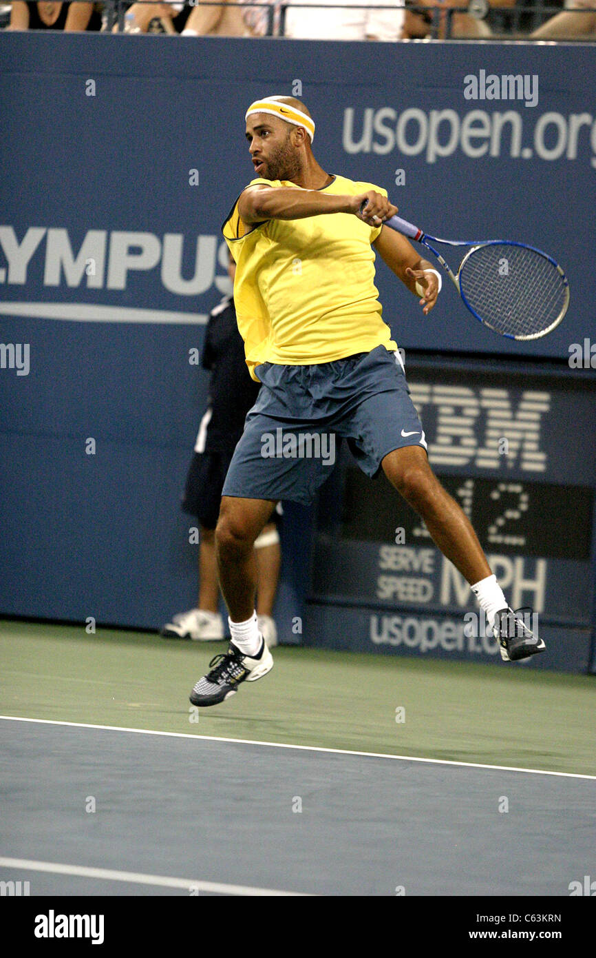 James Blake im Inneren für US Open Tennisturnier, Arthur Ashe Stadion, Flushing, NY, 1. September 2005. Foto von: Rob Rich/Everett Collection Stockfoto