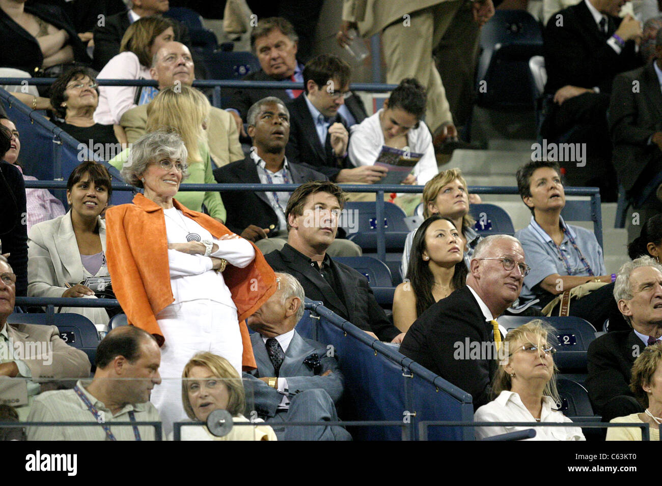 Alec Baldwin, Nicole Seidel im Inneren für US Open Tennisturnier, Arthur Ashe Stadion, Flushing, NY, 1. September 2005. Foto von: Rob Rich/Everett Collection Stockfoto