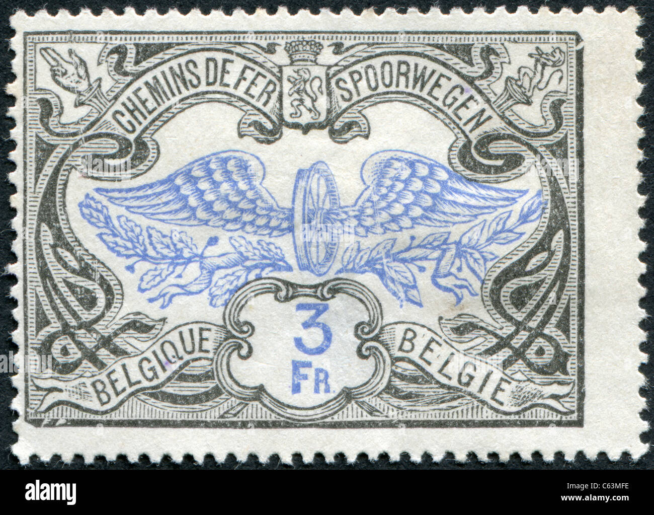 Belgien - 1902: Eine Briefmarke gedruckt in Belgien zeigt den Eisenbahn-Stempel, Überdrucken Winged Wheel Stockfoto