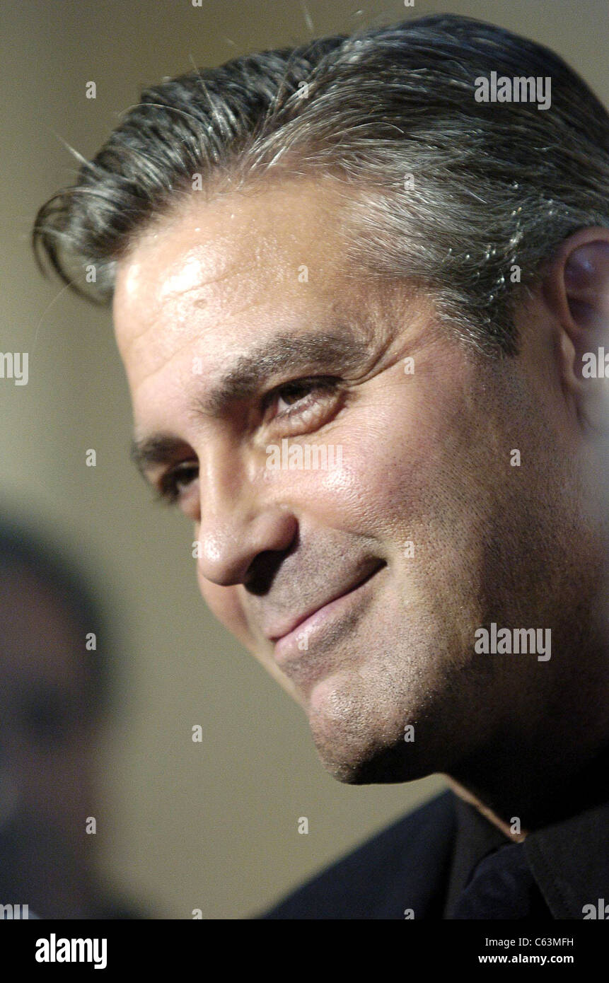 George Clooney im Ankunftsbereich für Leute für die amerikanische Weise LA Geist der Freiheit fest, Beverly Hilton Hotel, Los Angeles, Stockfoto