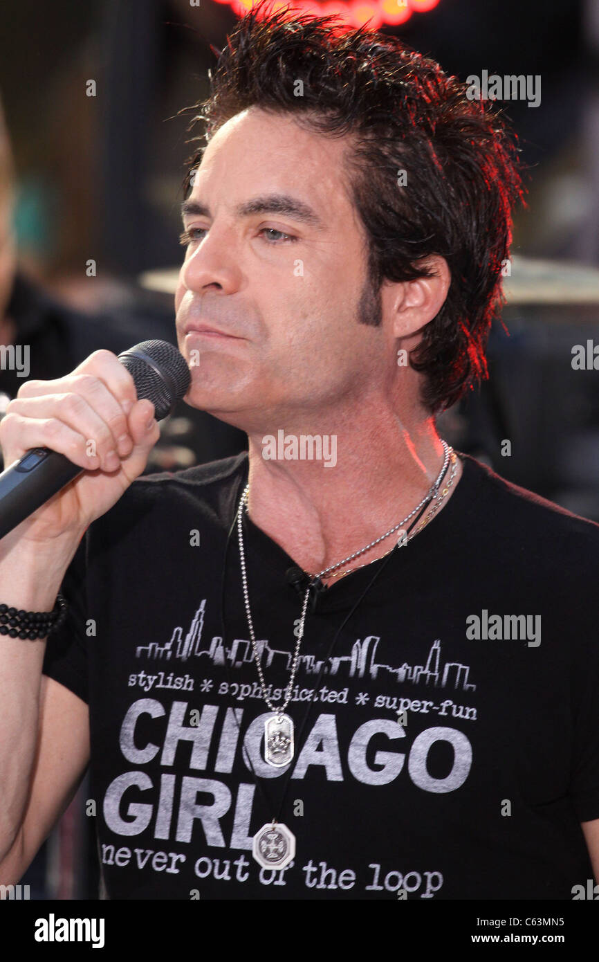 Patrick Monahan für NBC heute Show-Konzert mit dem Zug, Rockefeller Plaza, New York, NY 6. August 2010 auf der Bühne. Foto von: Rob Kim/Everett Collection Stockfoto