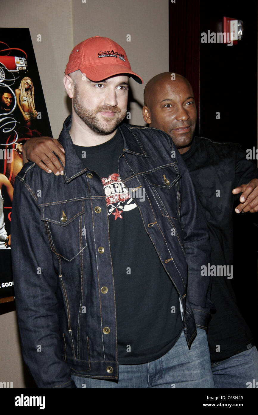 Craig Brewer, John Singleton im Ankunftsbereich für Hektik & Flow Screening, MGM Screening Room, New York, NY, Montag, 27. Juni 2005. Foto von: Fernando Leon/Everett Collection Stockfoto