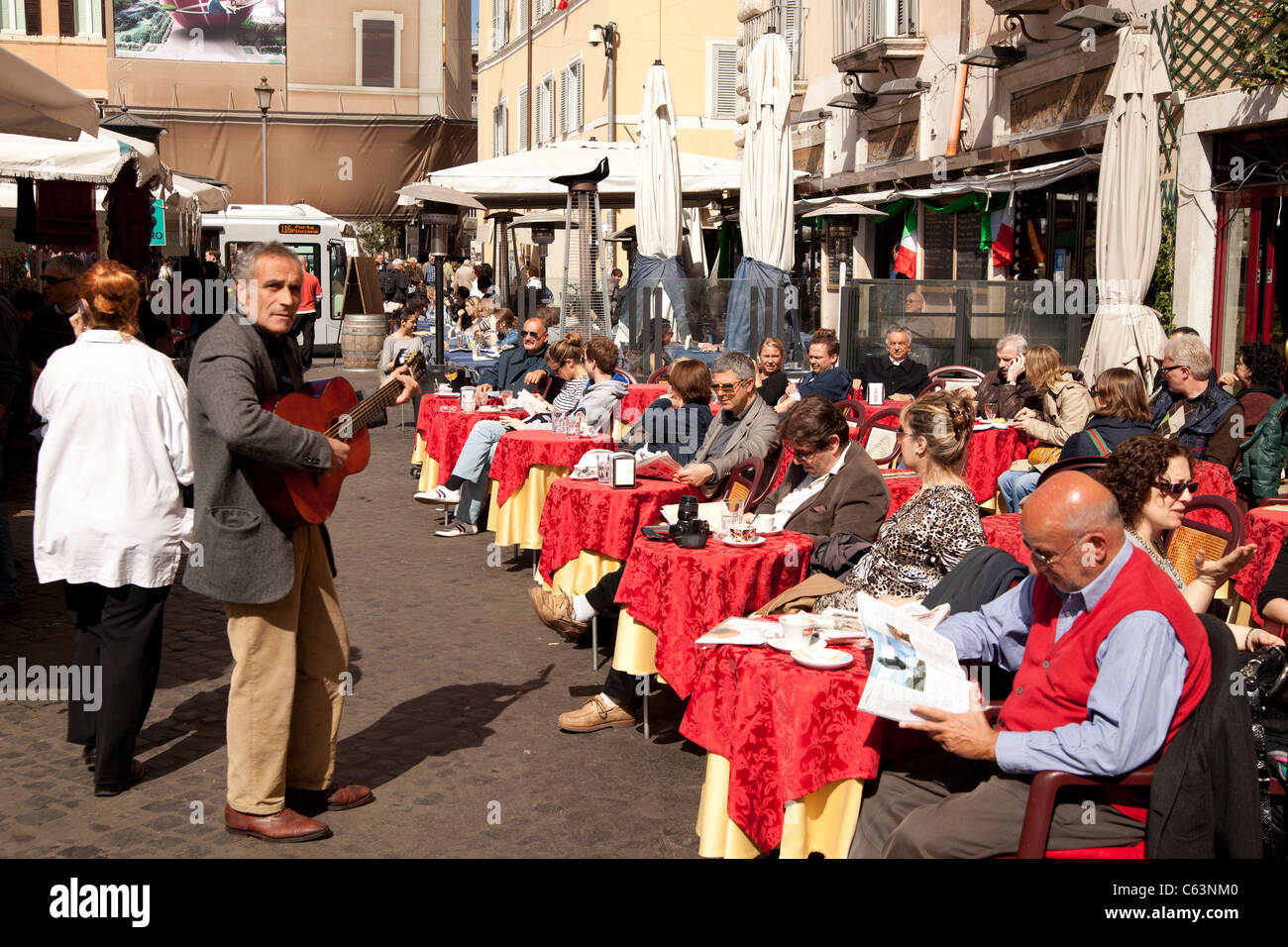 Straßenmusiker spielen Gitarre vor einem Café am Campo de Fiori in Rom, Italien Stockfoto