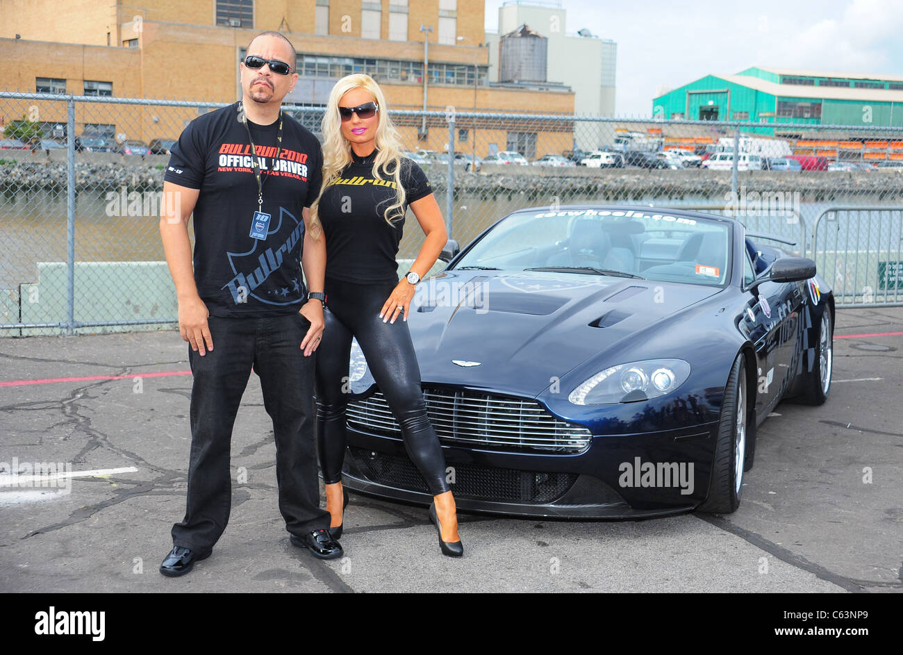 Ice T, Coco bei einem öffentlichen Auftritt für das AMP Energy wichtige Langlauf Car Rally, Pier 54, New York, NY 10. Juli 2010. Foto von: Gregorio T. Binuya/Everett Collection Stockfoto