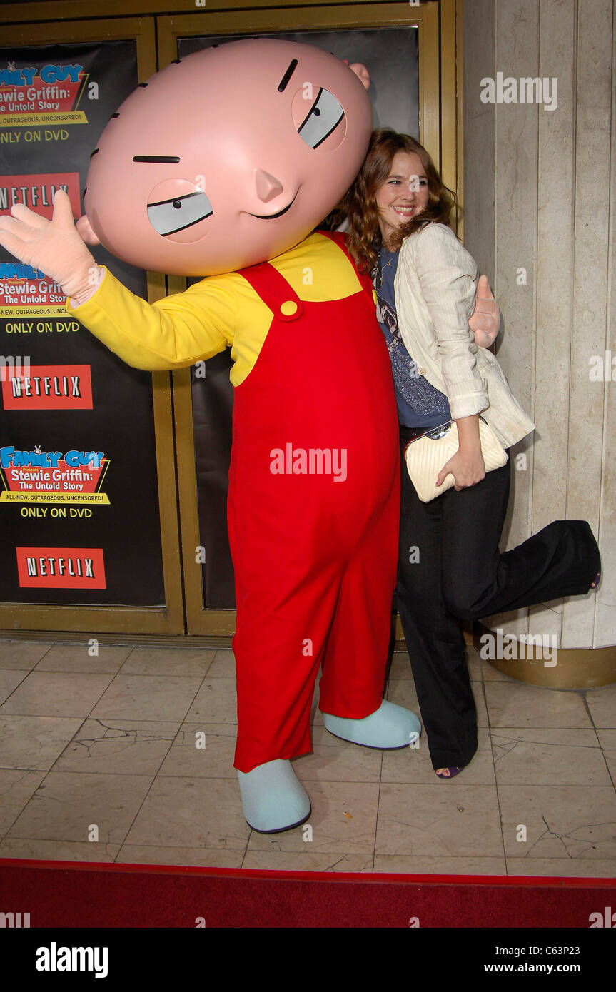 Stewie Griffin, Drew Barrymore (mit einer Marc Jacobs Tasche) im Ankunftsbereich für FAMILY GUY STEWIE GRIFFIN: THE UNTOLD STORY DVD Party, Manns National Theatre, Los Angeles, Kalifornien, 27. September 2005. Foto von: Michael Germana/Everett Collection Stockfoto