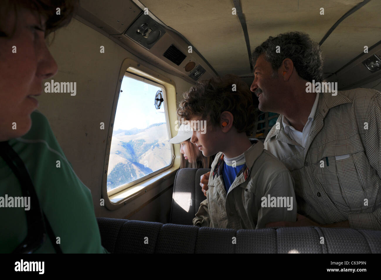 Familie sucht aus Fenstern kleine Flugzeuge fliegen über Rocky Mountains in Idaho Route nach Salmon River rafting-Tour Stockfoto