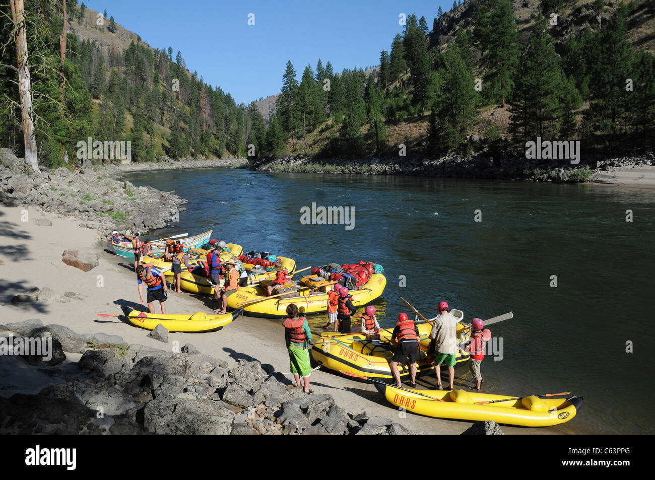 Schlauchboote Paddel, Ausrüstung, Boot, Dory und aufblasbaren Kajaks mit der O.A.R.S.-Gruppe am Main Salmon River in Idaho Stockfoto