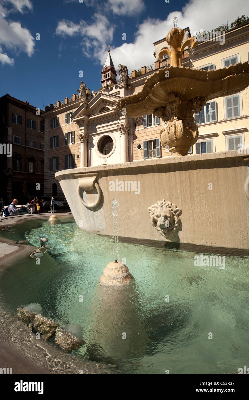 Brunnen auf dem Platz Piazza Farnese in Rom, Italien Stockfoto