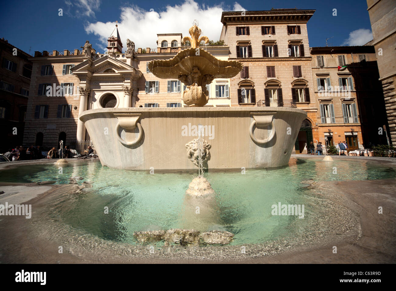 Brunnen auf dem Platz Piazza Farnese in Rom, Italien Stockfoto