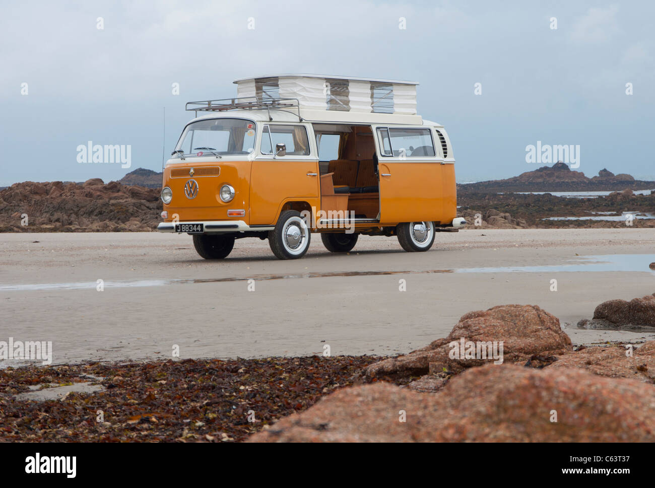 VW Volkswagen Erker Devon Camper van klassische Luft gekühlt hinteren engined van Pop-up-Dach orange erhöhten Strand weiße Schiebetür Stockfoto