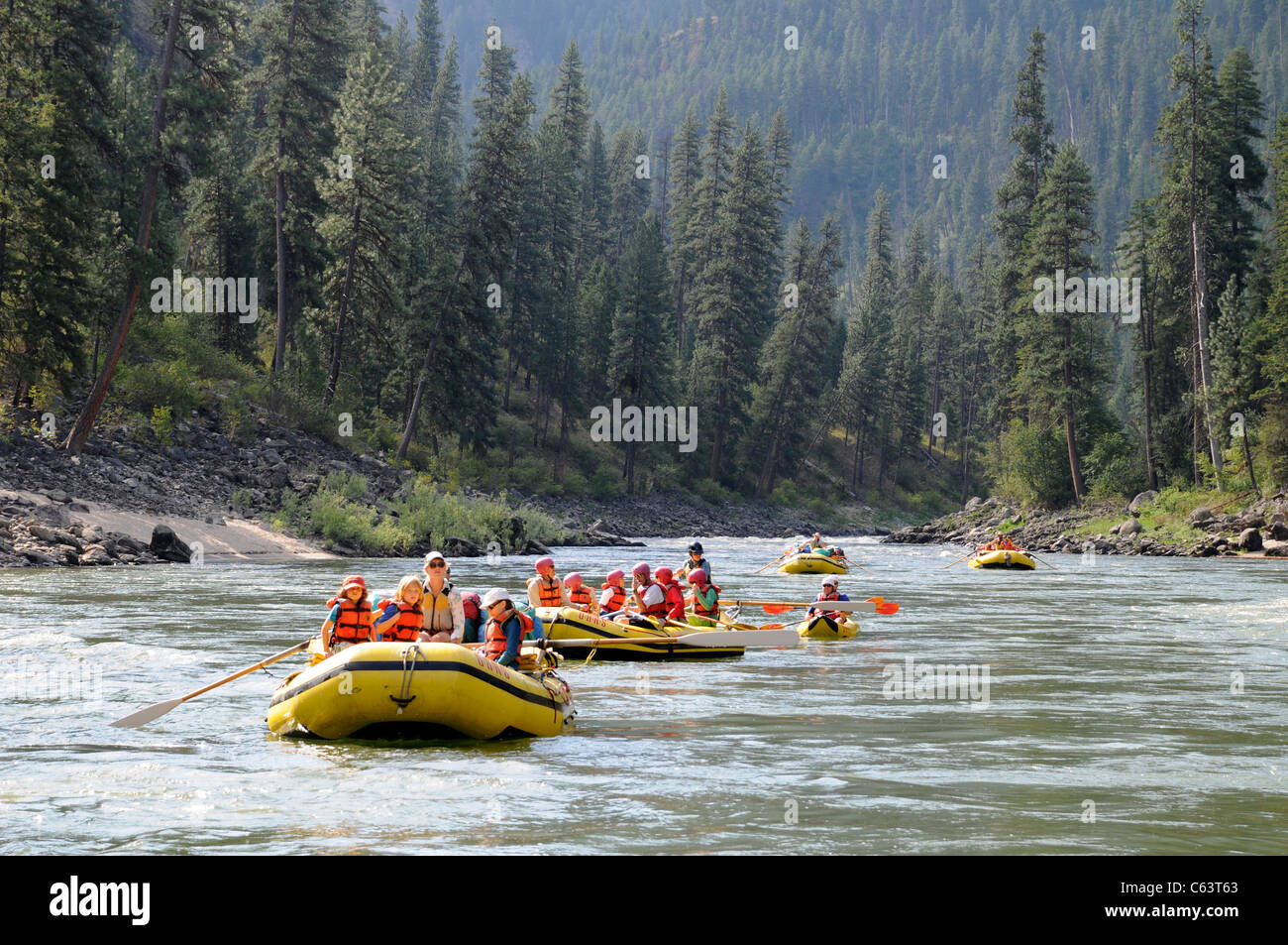 Schlauchboote Paddel, Ausrüstung, Boot, Dory und aufblasbaren Kajaks mit der O.A.R.S.-Gruppe am Main Salmon River in Idaho Stockfoto