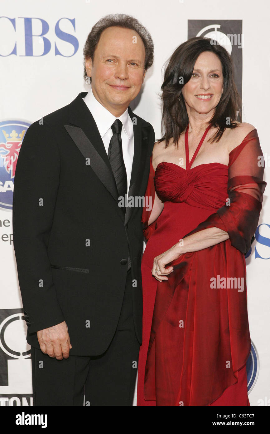 Billy Crystal, Janice Goldfinger im Ankunftsbereich für American Theatre Wing Antoinette Perry Tony Awards 2005, Radio City Music Hall, New York, NY, Sonntag, 5. Juni 2005. Foto von: Gregorio Binuya/Everett Collection Stockfoto