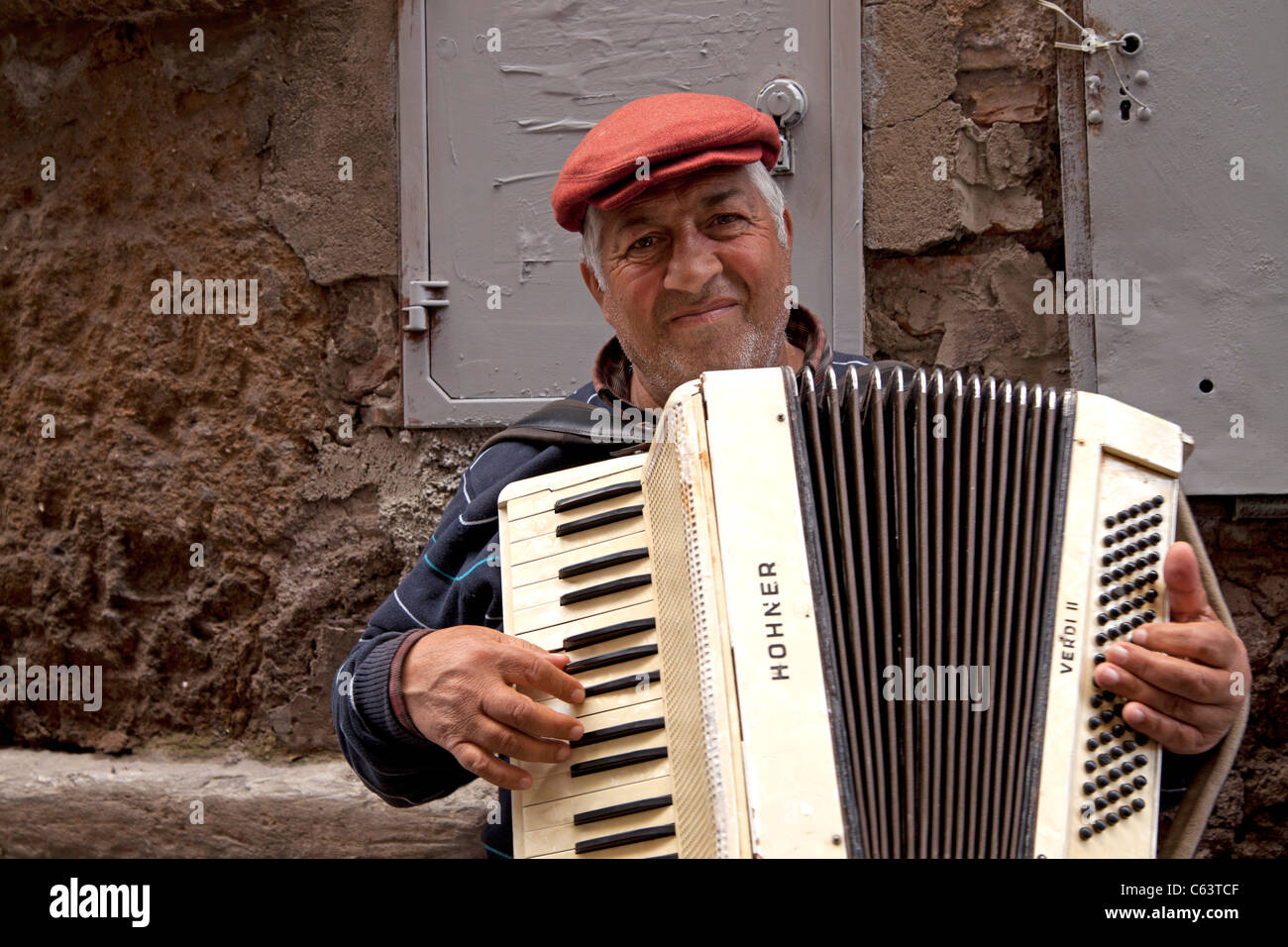 Straßenmusiker mit Akkordeon in Rom, Italien Stockfoto
