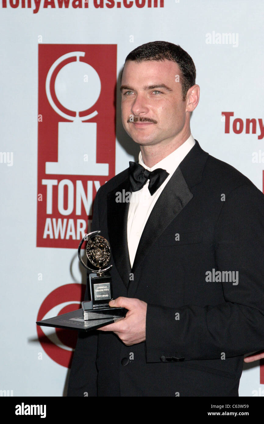 Liev Schreiber im Presseraum für American Theatre Wing Antoinette Perry 2005 Tony Awards, The Rainbow Room, New York, NY, Stockfoto